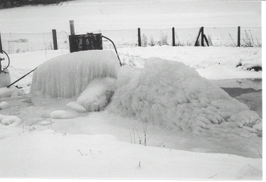 Winterliche Kunst im Erdbecken der Kläranlage Wendsdorf