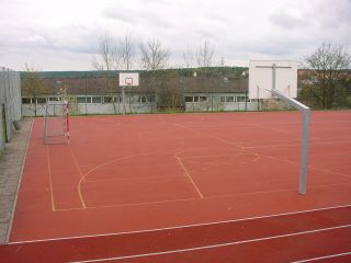 Der Sportplatz hinter der Turnhalle der Grund- und Hauptschule