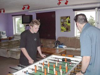 Beim Tischfussball